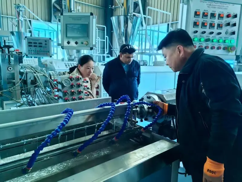 Машина за гумени цевки за наводнување работи на лице место за клиент од Индија