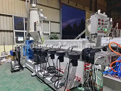 High effective plastic lumber extruder