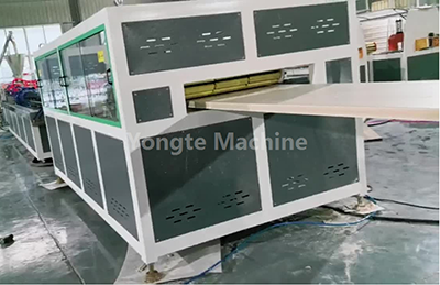 Pull off device for WPC Door production line