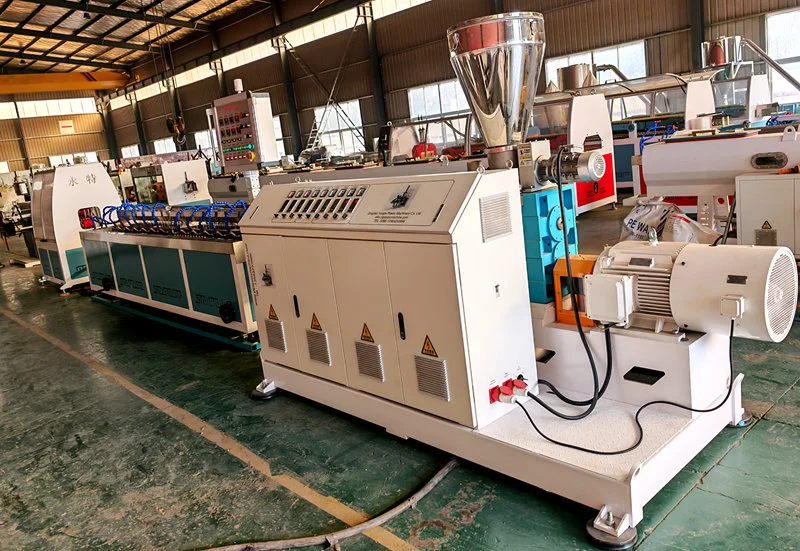 Машина за правење гумени црева за впивач